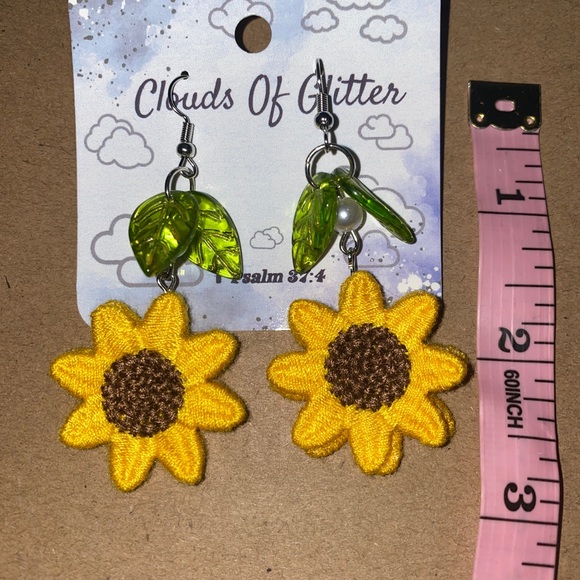 Adorable Sunflower Dangle Earrings - New - Picture 3 of 3